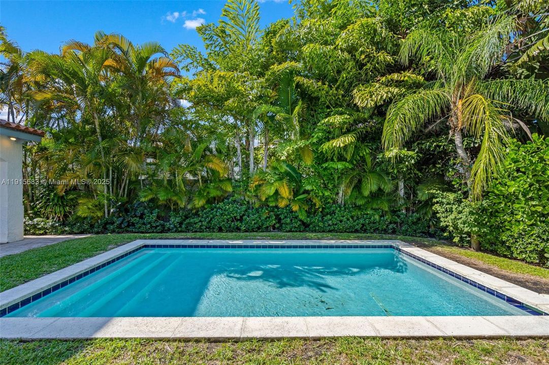 For Sale: $2,345,000 (3 beds, 2 baths, 1967 Square Feet)