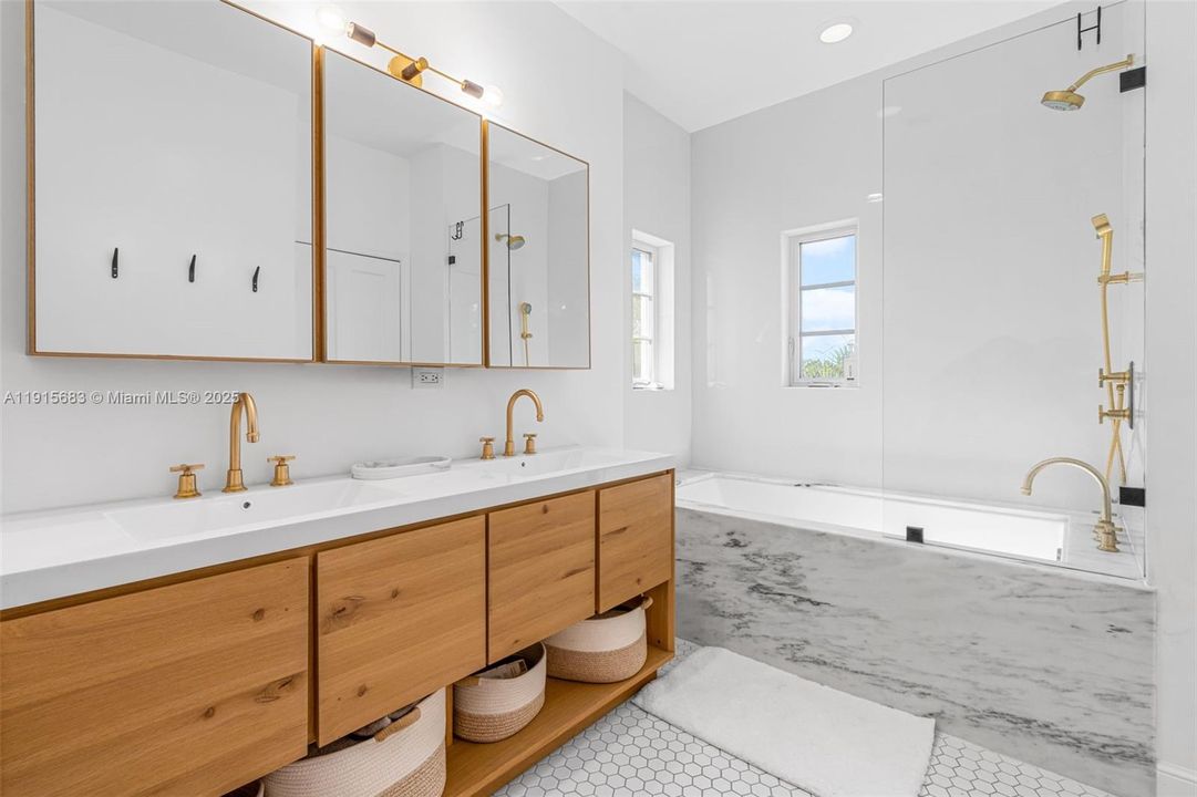 For Sale: $2,345,000 (3 beds, 2 baths, 1967 Square Feet)