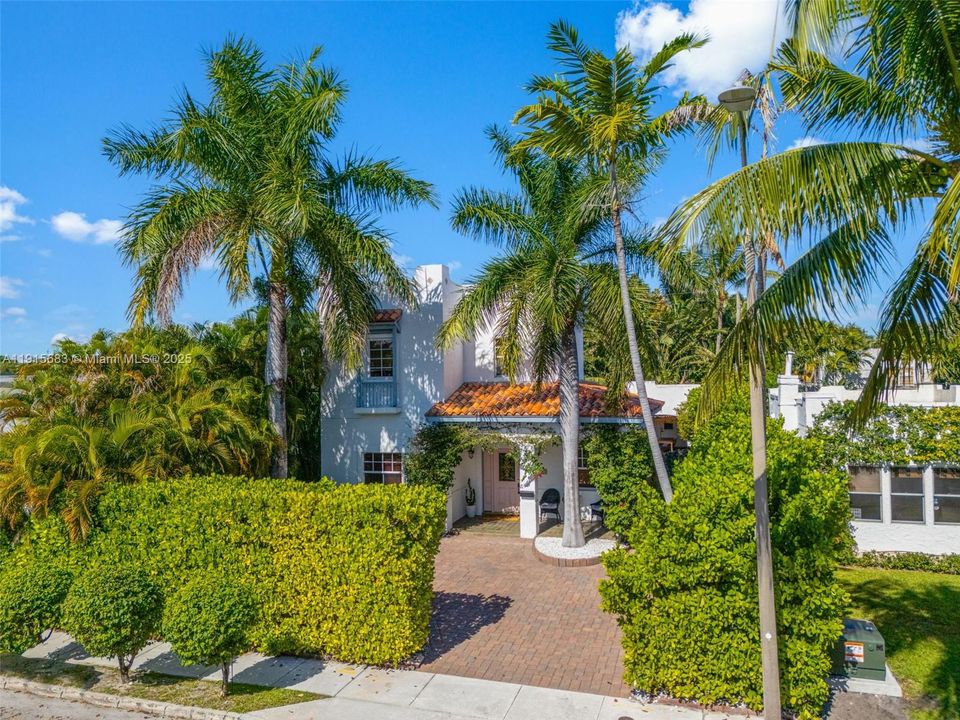 For Sale: $2,345,000 (3 beds, 2 baths, 1967 Square Feet)