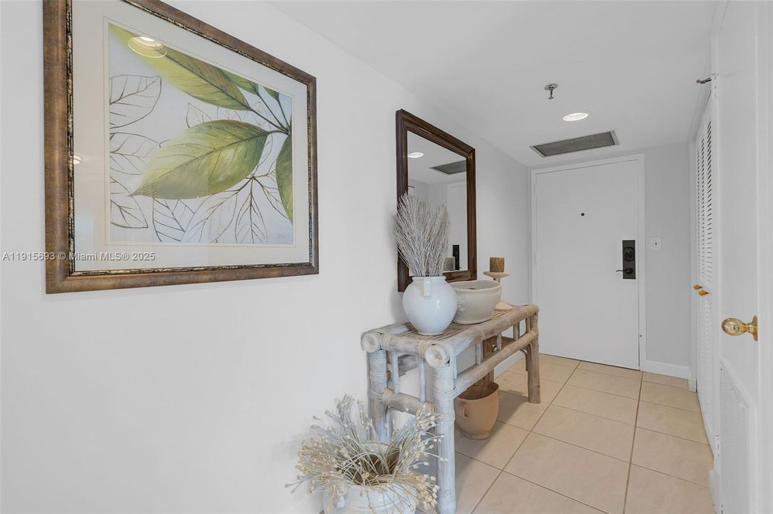 For Sale: $699,900 (2 beds, 2 baths, 1220 Square Feet)