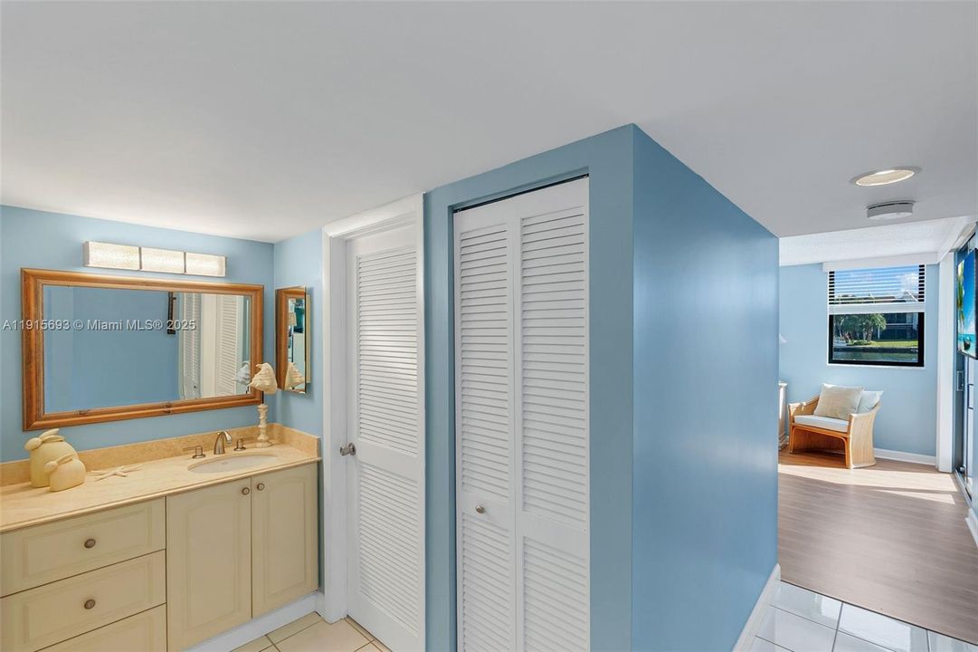 For Sale: $699,900 (2 beds, 2 baths, 1220 Square Feet)