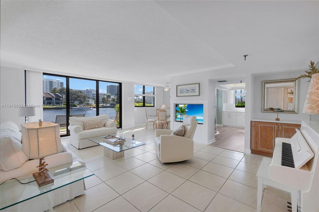 For Sale: $699,900 (2 beds, 2 baths, 1220 Square Feet)