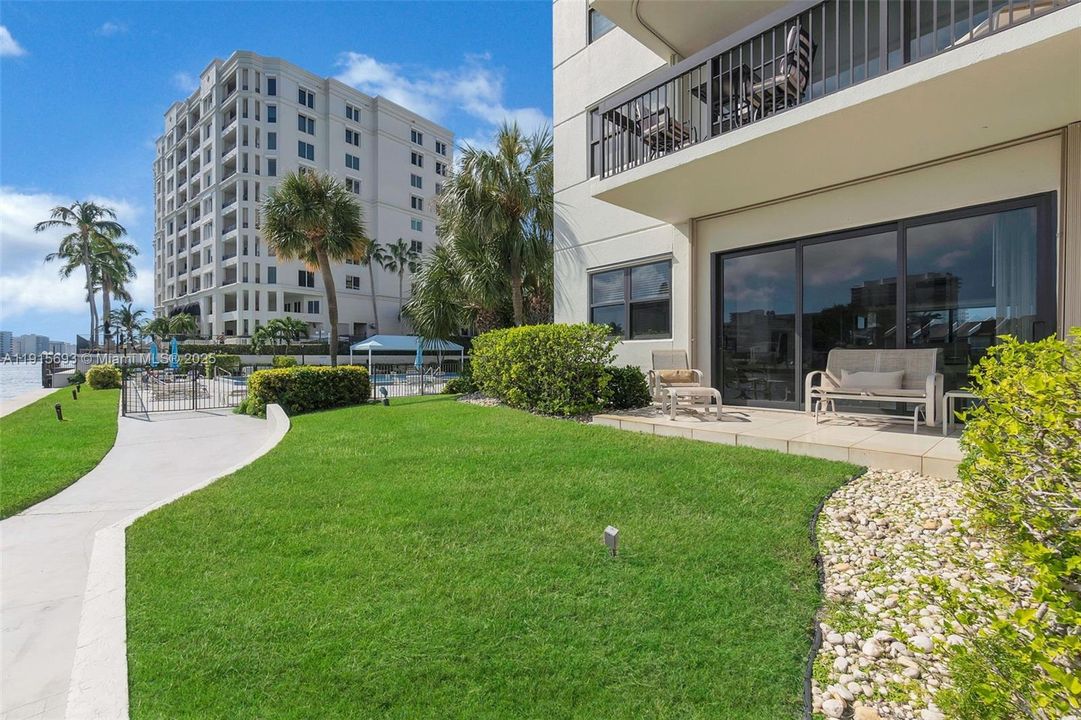 For Sale: $699,900 (2 beds, 2 baths, 1220 Square Feet)