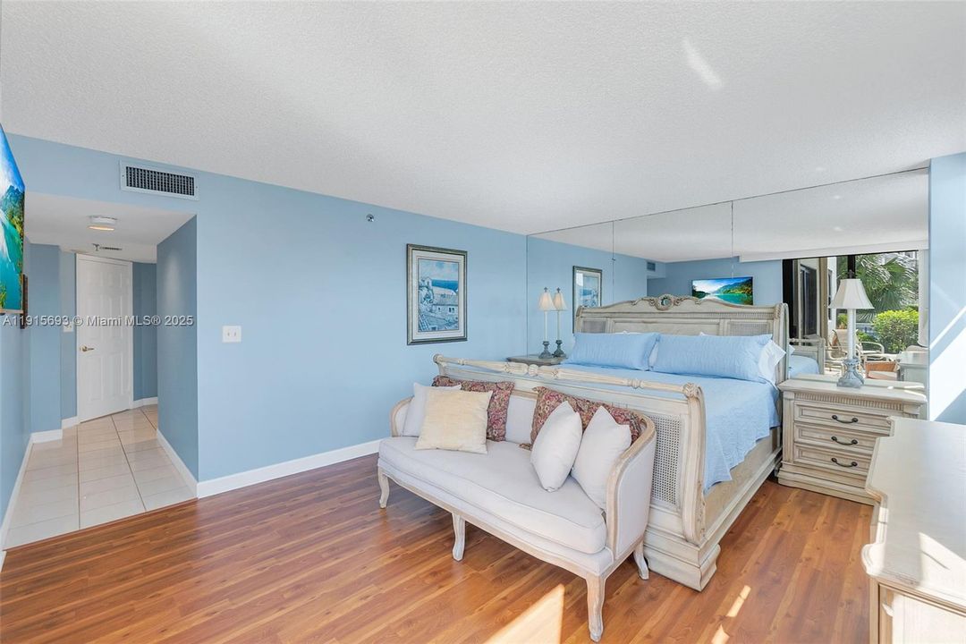 For Sale: $699,900 (2 beds, 2 baths, 1220 Square Feet)