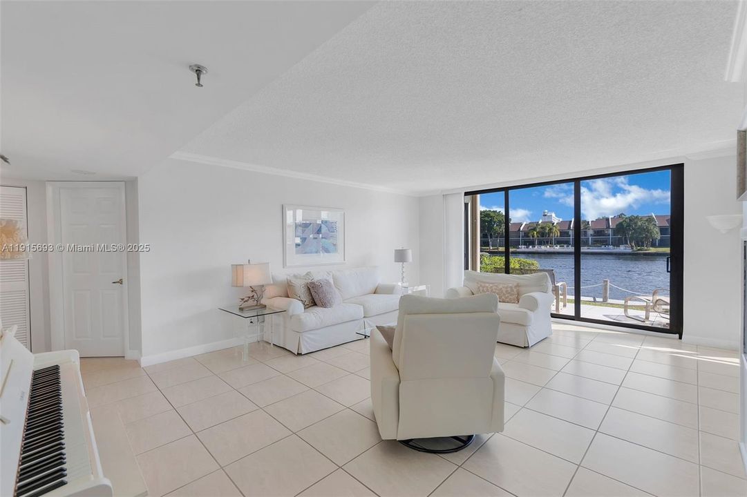 For Sale: $699,900 (2 beds, 2 baths, 1220 Square Feet)