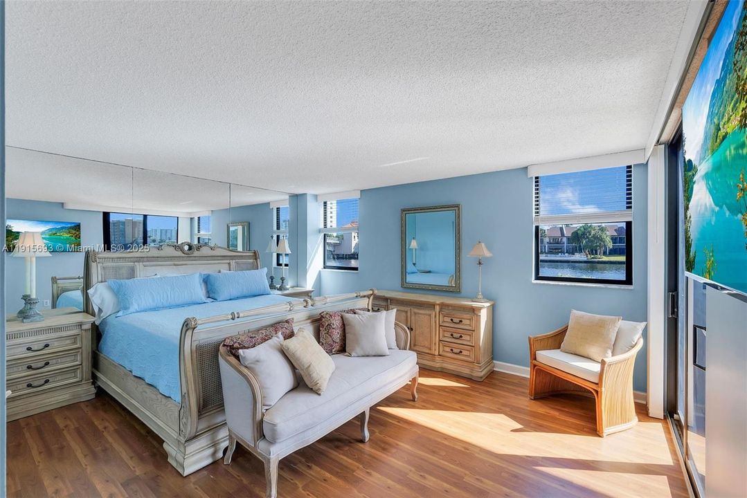 For Sale: $699,900 (2 beds, 2 baths, 1220 Square Feet)