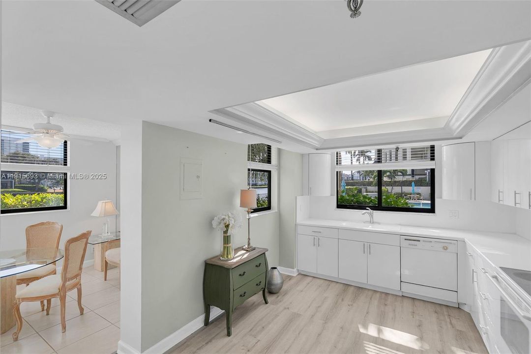 For Sale: $699,900 (2 beds, 2 baths, 1220 Square Feet)