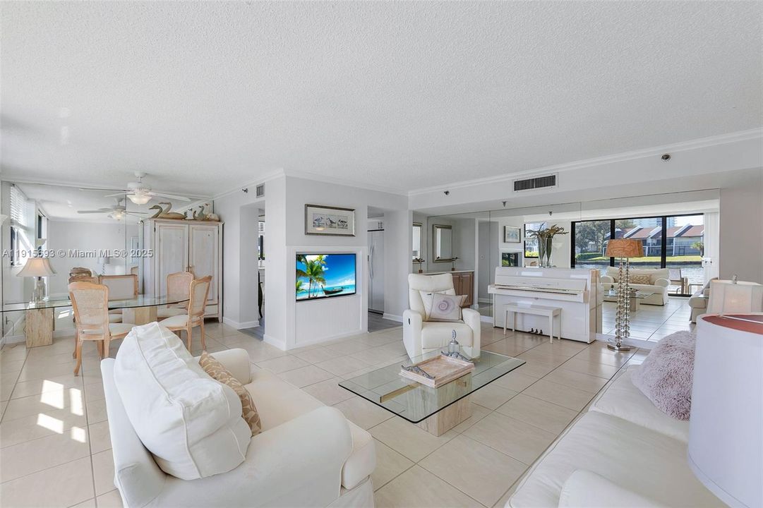 For Sale: $699,900 (2 beds, 2 baths, 1220 Square Feet)