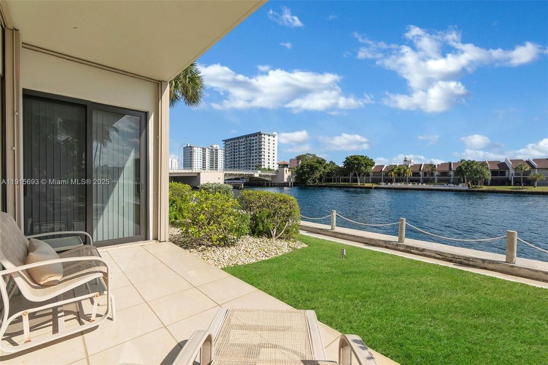 For Sale: $699,900 (2 beds, 2 baths, 1220 Square Feet)