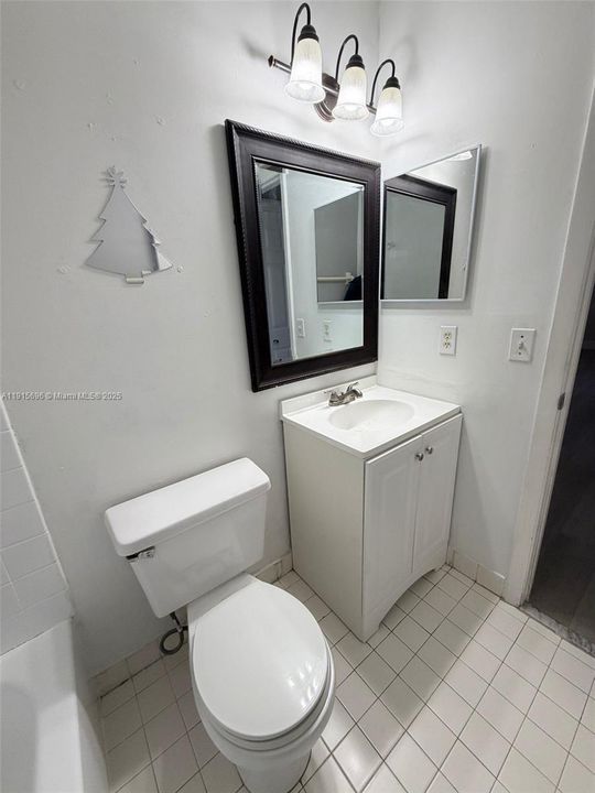 For Rent: $2,200 (2 beds, 2 baths, 990 Square Feet)