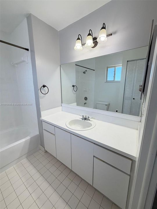 For Rent: $2,200 (2 beds, 2 baths, 990 Square Feet)