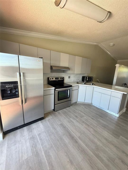 For Rent: $2,200 (2 beds, 2 baths, 990 Square Feet)