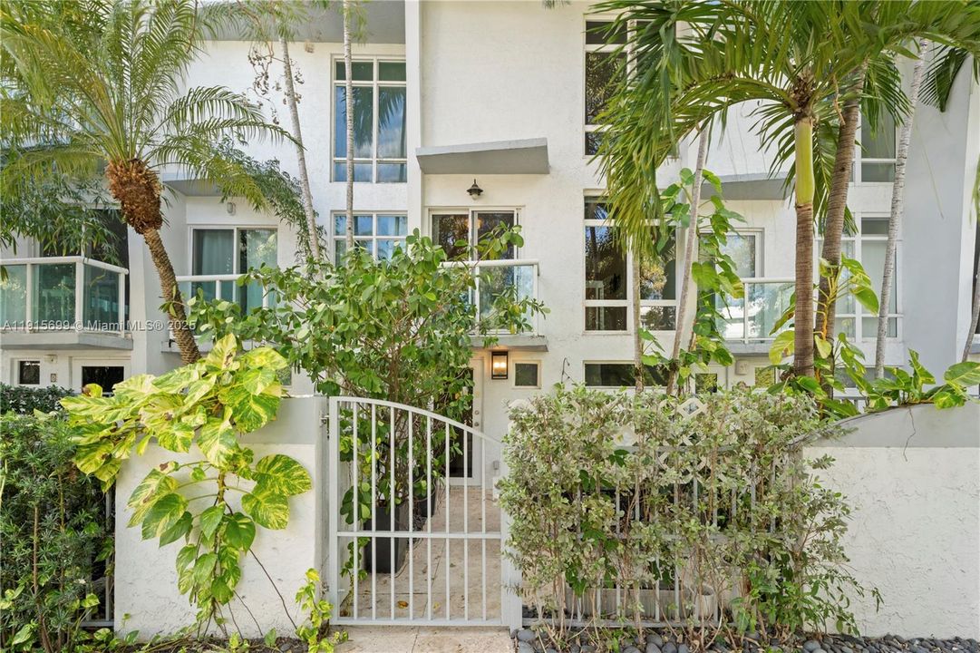 En Venta: $1,250,000 (3 camas, 3 baños, 1430 Pies cuadrados)