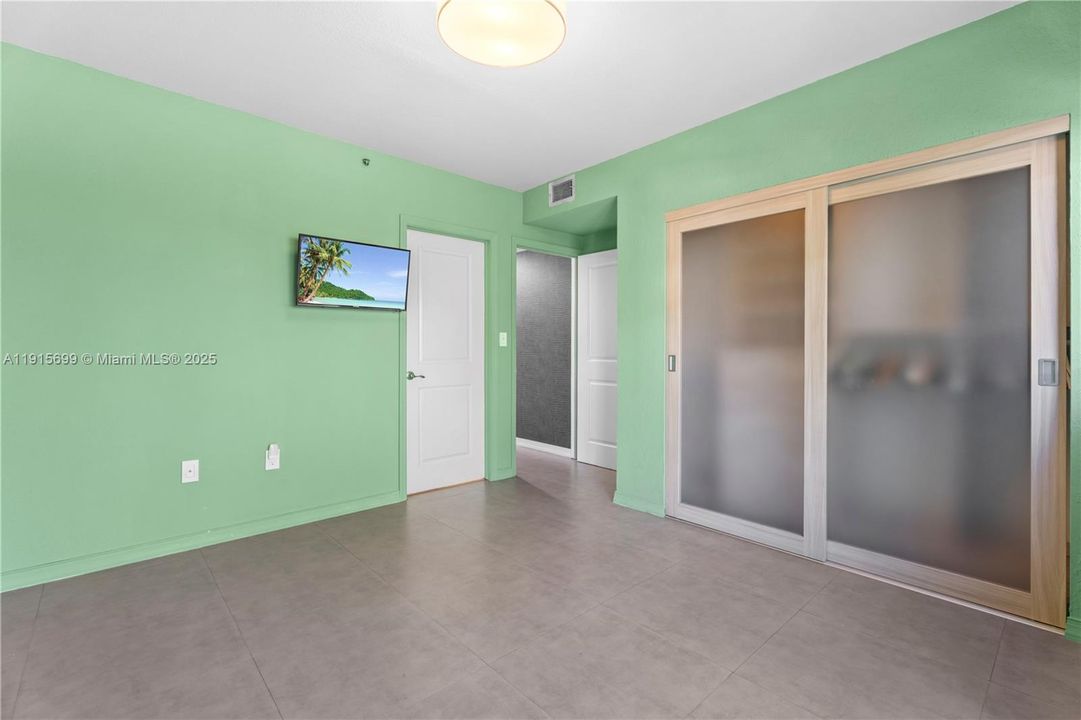 En Venta: $1,250,000 (3 camas, 3 baños, 1430 Pies cuadrados)