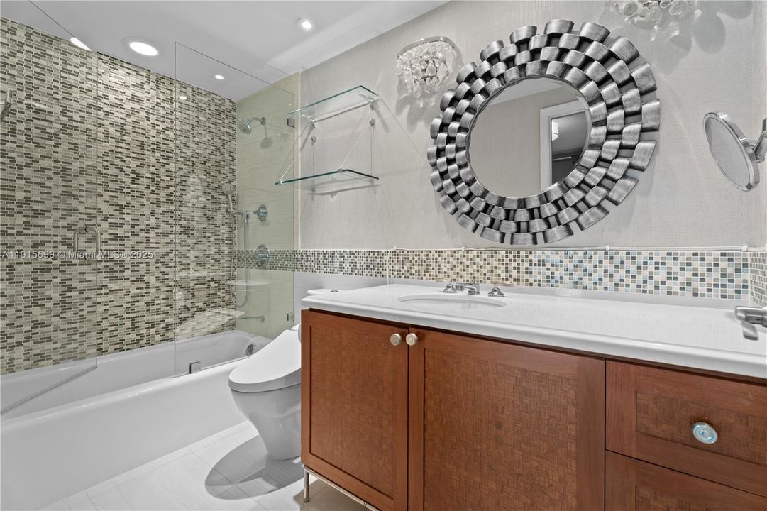 En Venta: $1,250,000 (3 camas, 3 baños, 1430 Pies cuadrados)