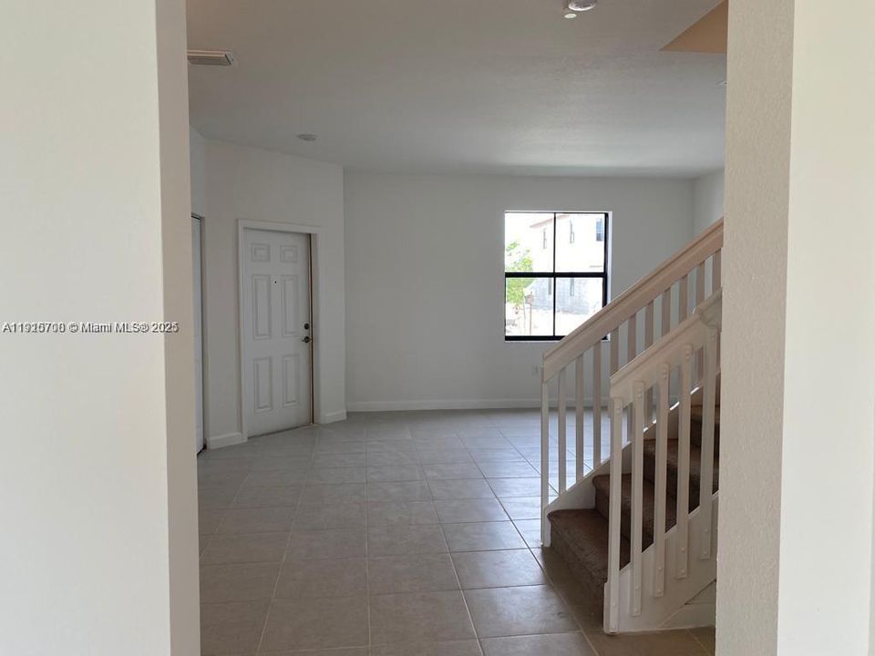 合同活跃: $2,750 (3 贝兹, 2 浴室, 1668 平方英尺)