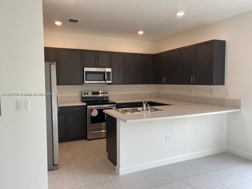 合同活跃: $2,750 (3 贝兹, 2 浴室, 1668 平方英尺)