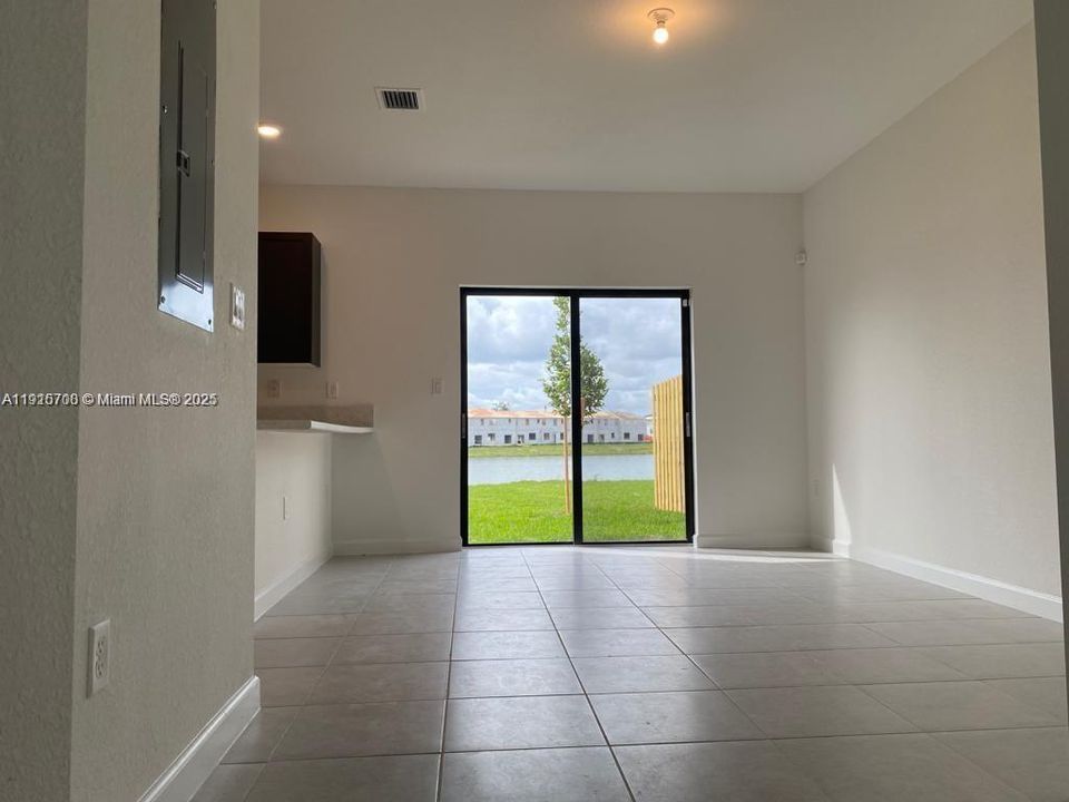 合同活跃: $2,750 (3 贝兹, 2 浴室, 1668 平方英尺)