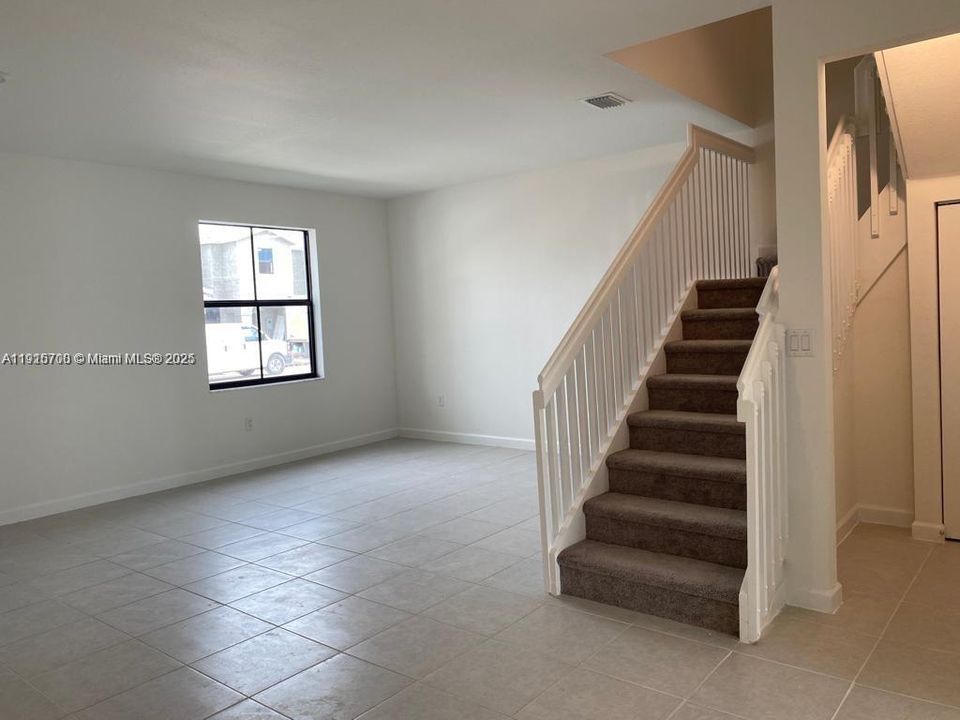 合同活跃: $2,750 (3 贝兹, 2 浴室, 1668 平方英尺)