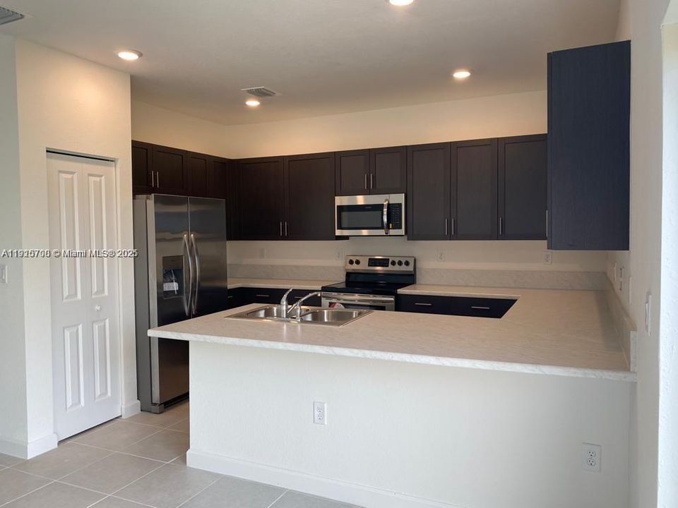 合同活跃: $2,750 (3 贝兹, 2 浴室, 1668 平方英尺)