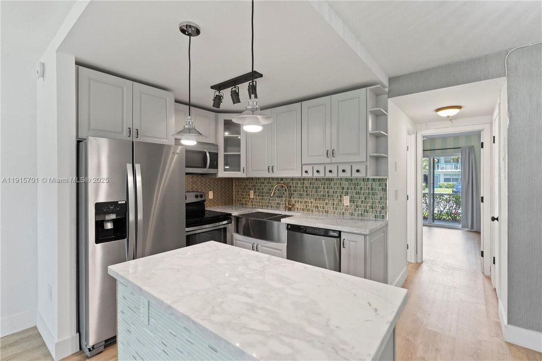 Под контрактом: $99,000 (1 спален, 1 ванн, 585 Квадратных фут)