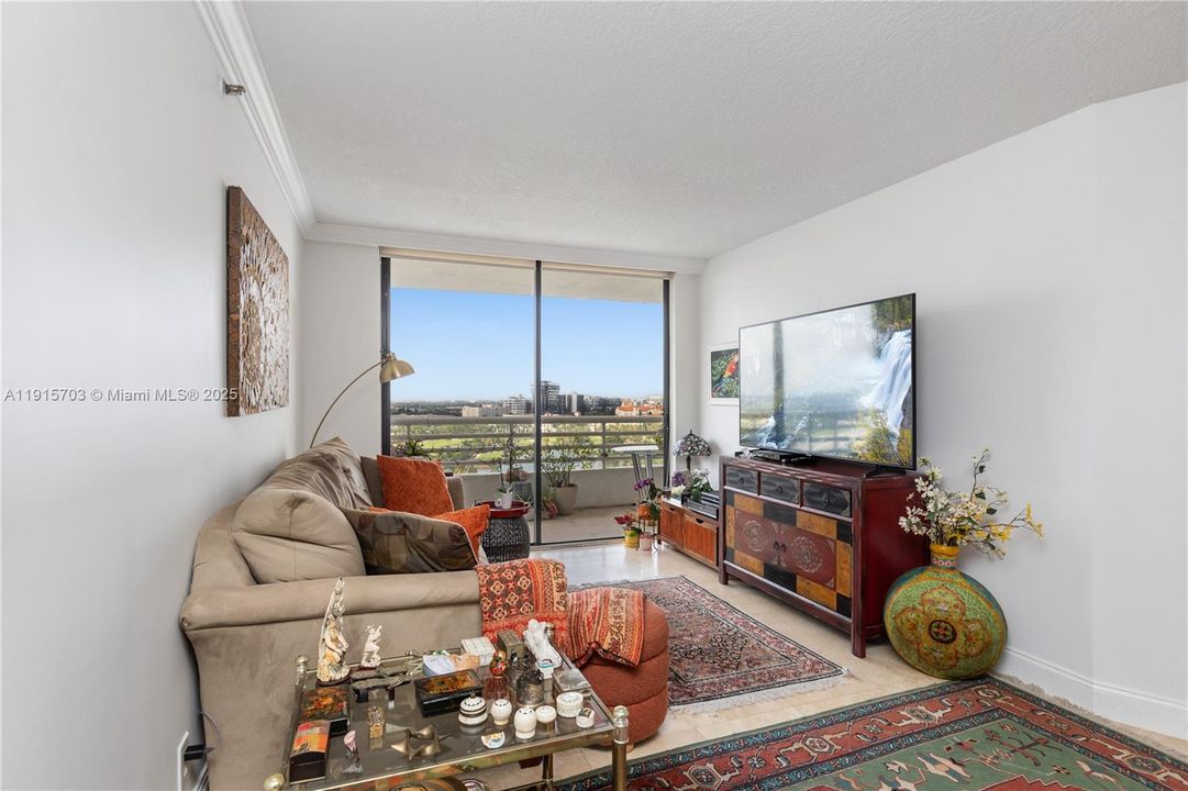 For Sale: $370,000 (2 beds, 2 baths, 990 Square Feet)