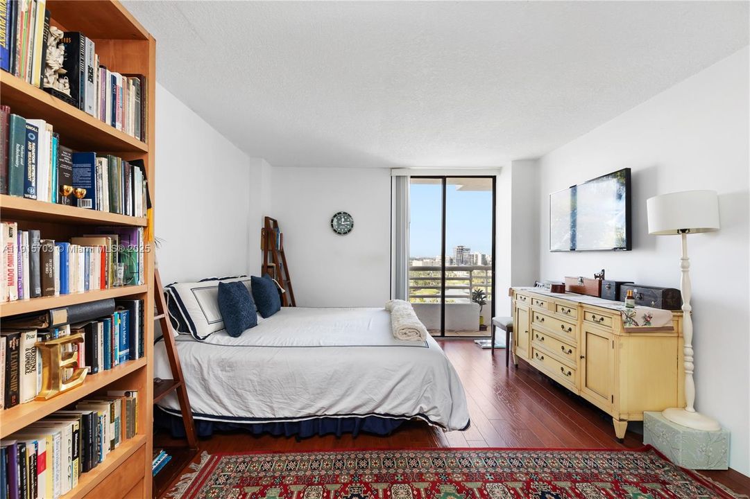 For Sale: $370,000 (2 beds, 2 baths, 990 Square Feet)