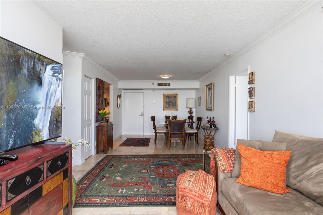 For Sale: $370,000 (2 beds, 2 baths, 990 Square Feet)