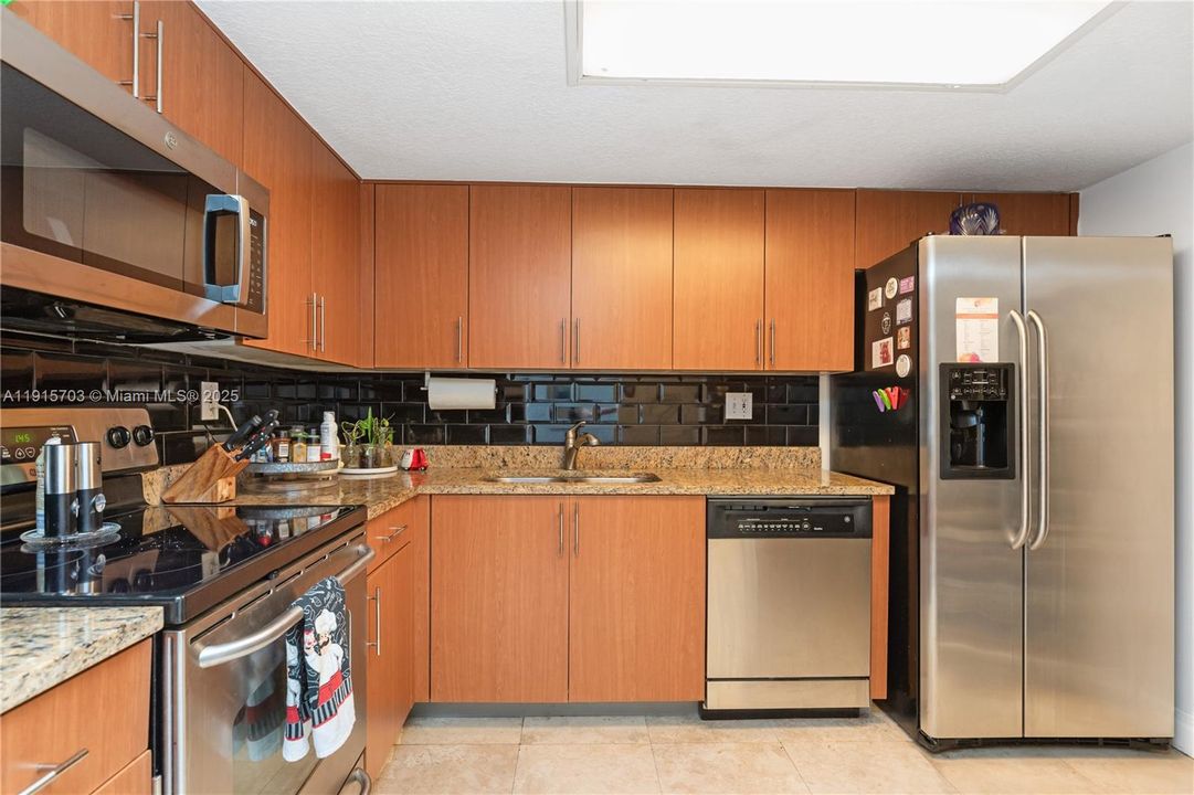 For Sale: $370,000 (2 beds, 2 baths, 990 Square Feet)