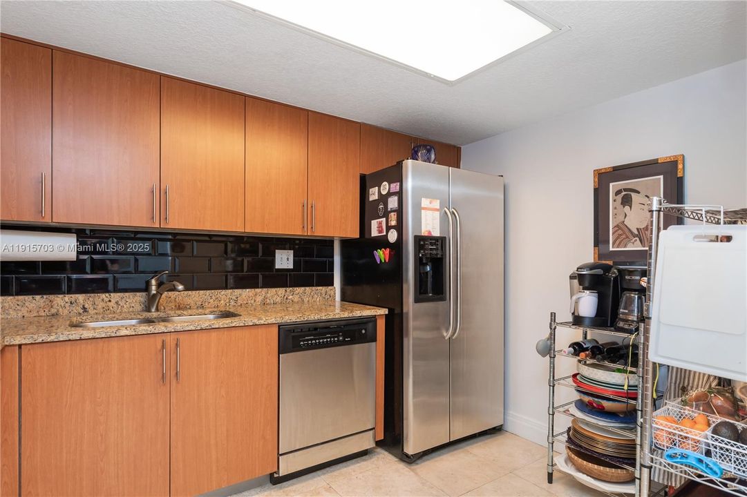 For Sale: $370,000 (2 beds, 2 baths, 990 Square Feet)