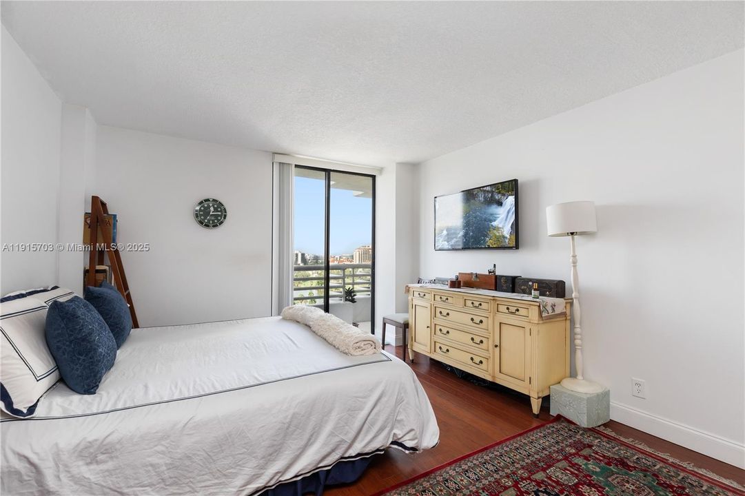 For Sale: $370,000 (2 beds, 2 baths, 990 Square Feet)