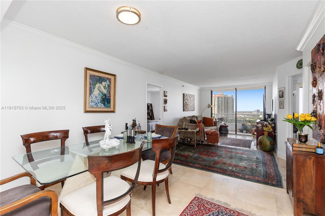 For Sale: $370,000 (2 beds, 2 baths, 990 Square Feet)