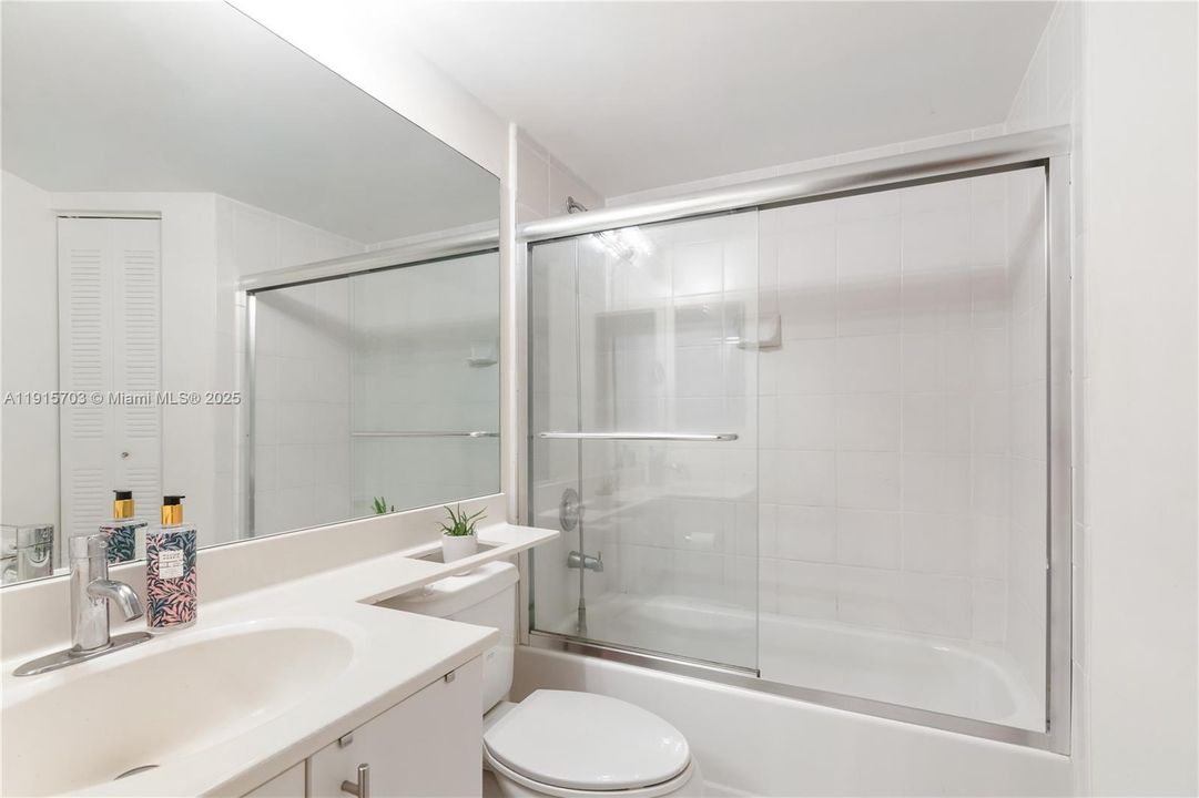 For Sale: $370,000 (2 beds, 2 baths, 990 Square Feet)
