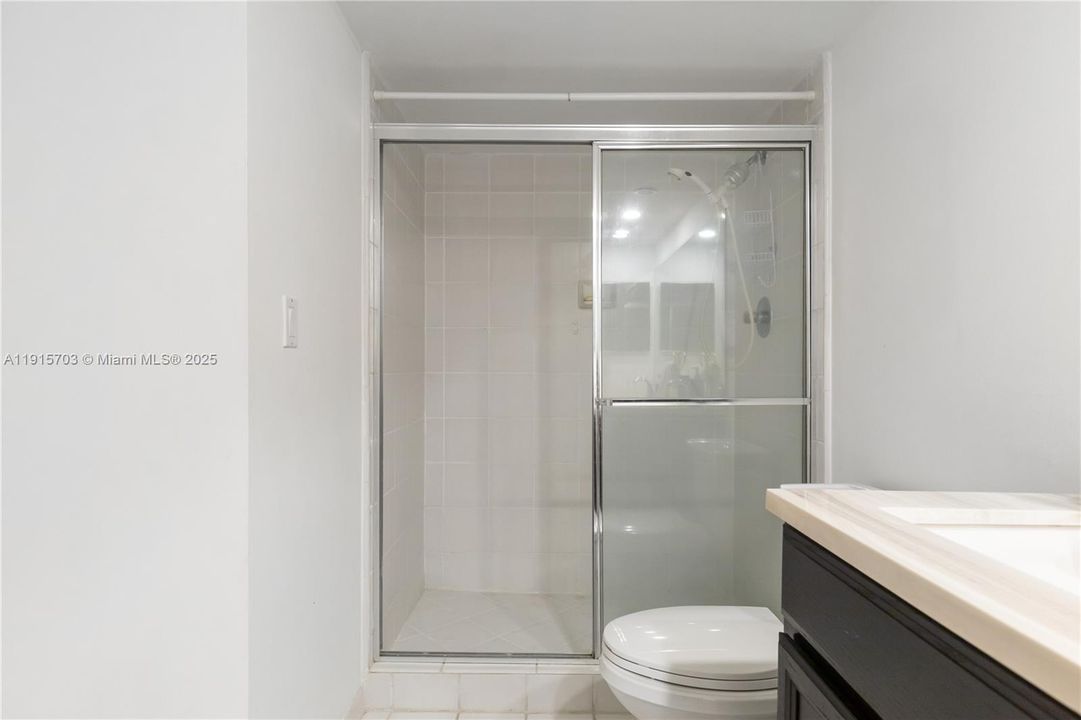 For Sale: $370,000 (2 beds, 2 baths, 990 Square Feet)