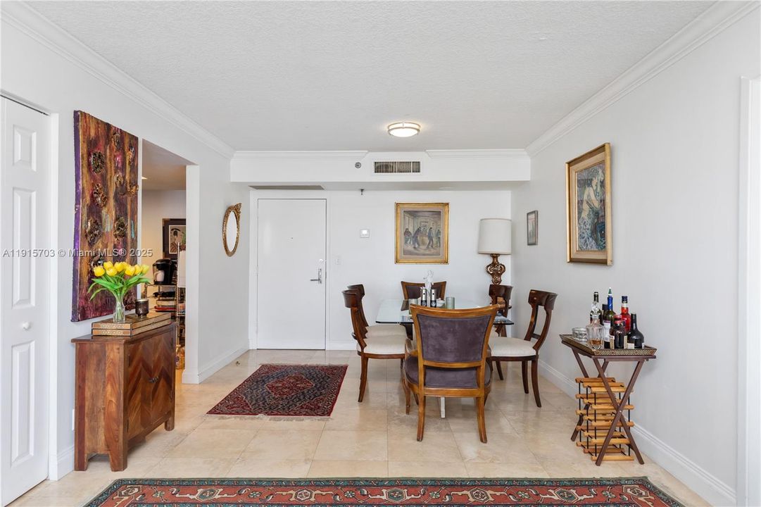 For Sale: $370,000 (2 beds, 2 baths, 990 Square Feet)