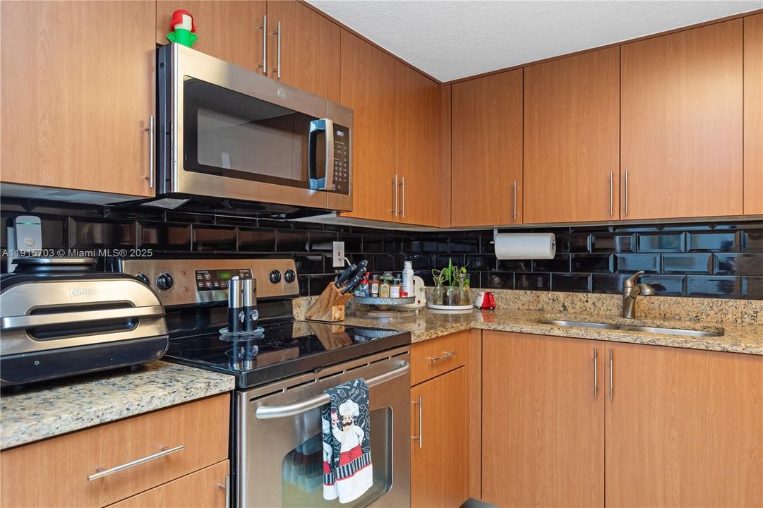 For Sale: $370,000 (2 beds, 2 baths, 990 Square Feet)