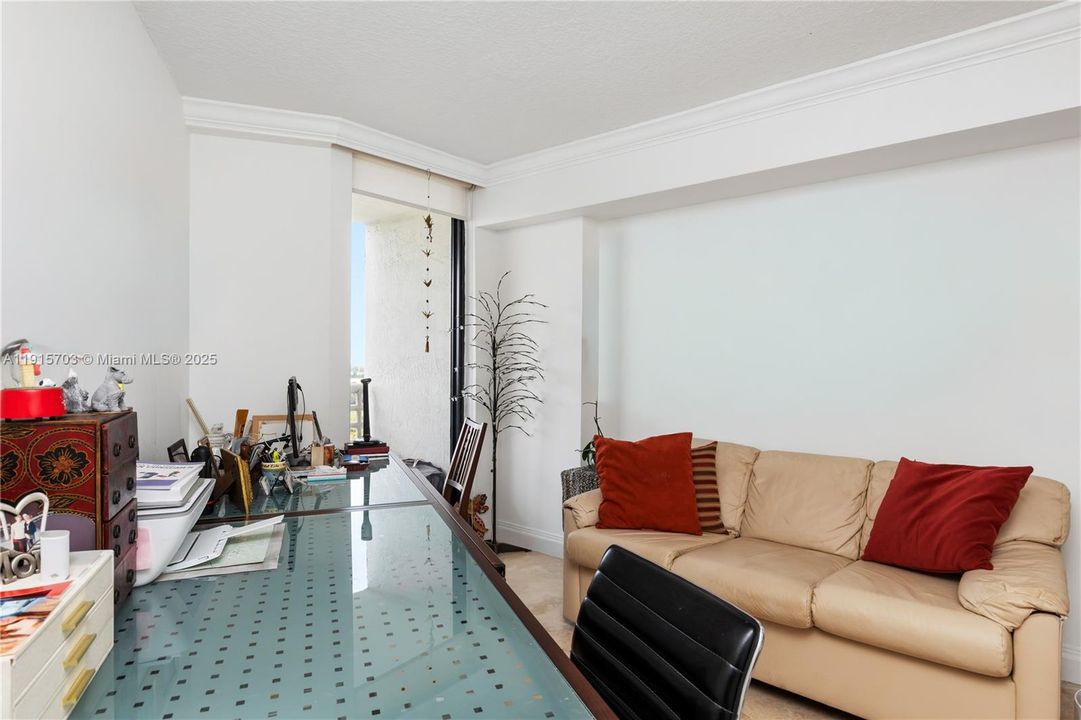 For Sale: $370,000 (2 beds, 2 baths, 990 Square Feet)