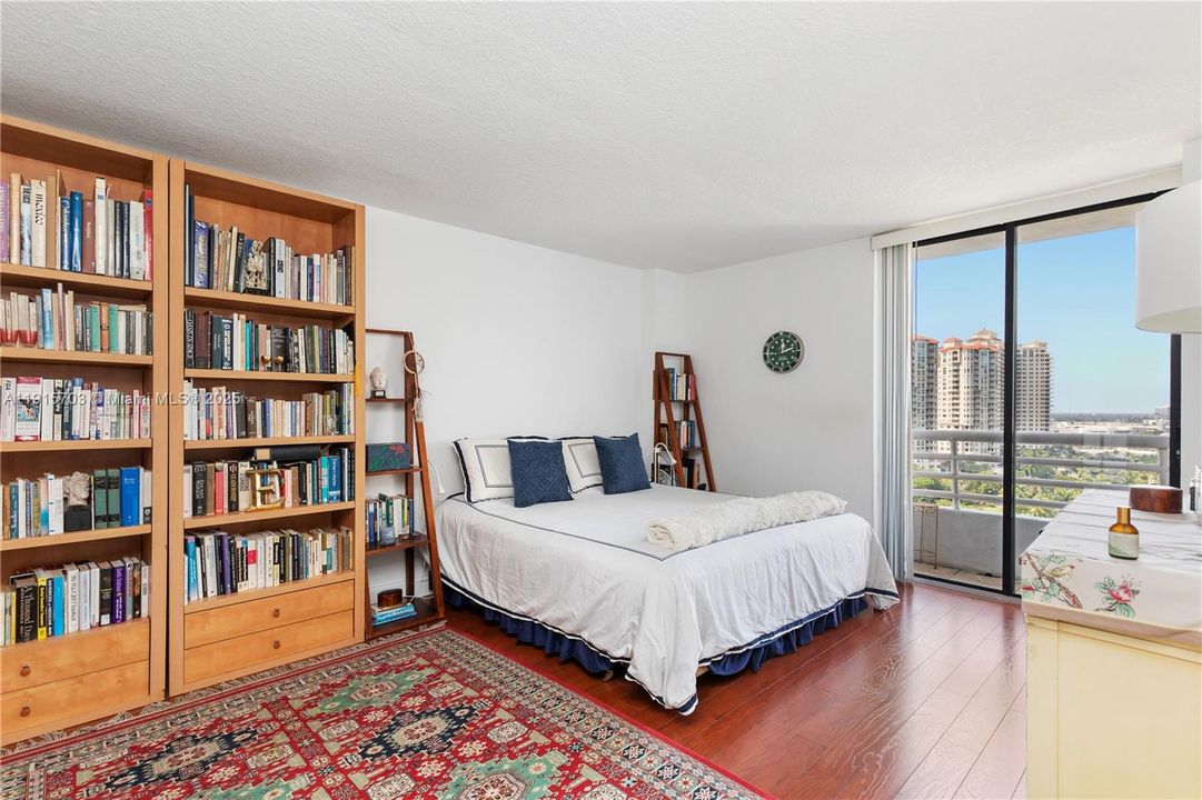 For Sale: $370,000 (2 beds, 2 baths, 990 Square Feet)