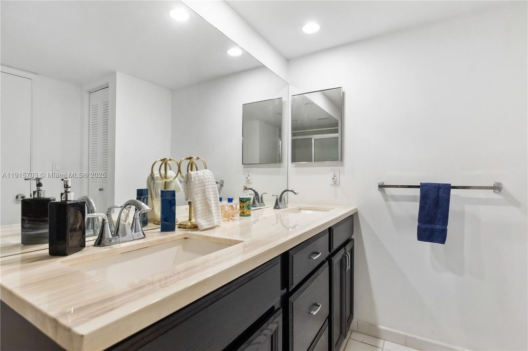 For Sale: $370,000 (2 beds, 2 baths, 990 Square Feet)