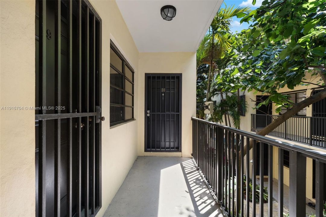 En Venta: $350,000 (2 camas, 2 baños, 941 Pies cuadrados)