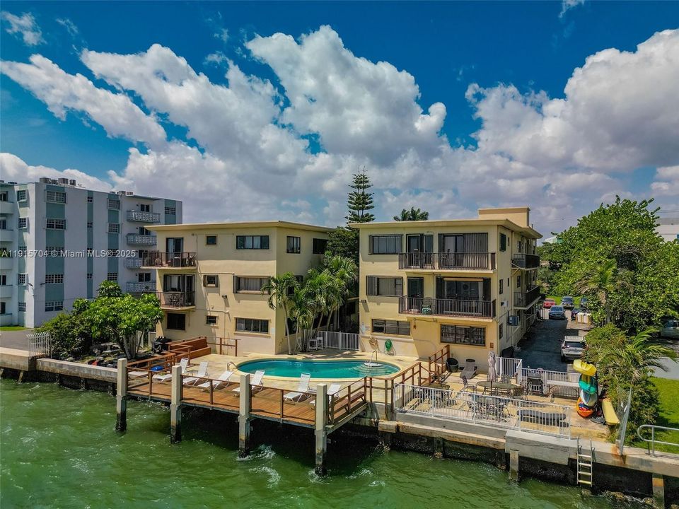 En Venta: $350,000 (2 camas, 2 baños, 941 Pies cuadrados)