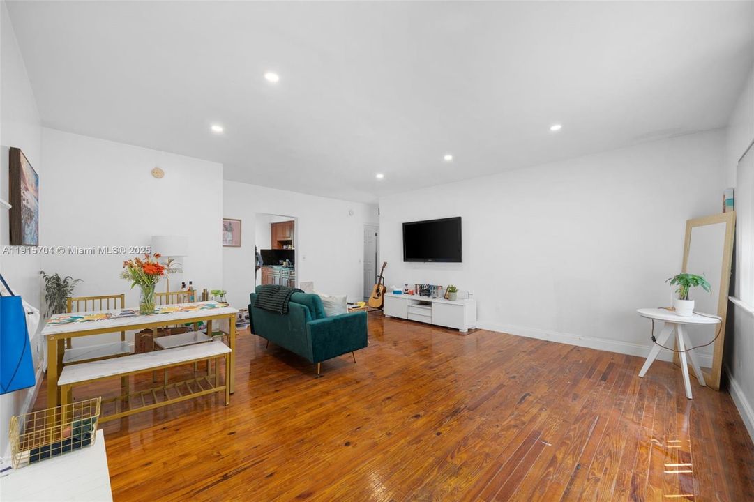 En Venta: $350,000 (2 camas, 2 baños, 941 Pies cuadrados)