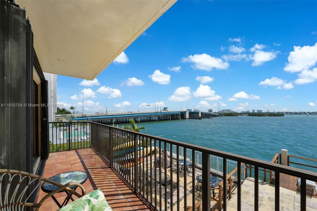 En Venta: $350,000 (2 camas, 2 baños, 941 Pies cuadrados)