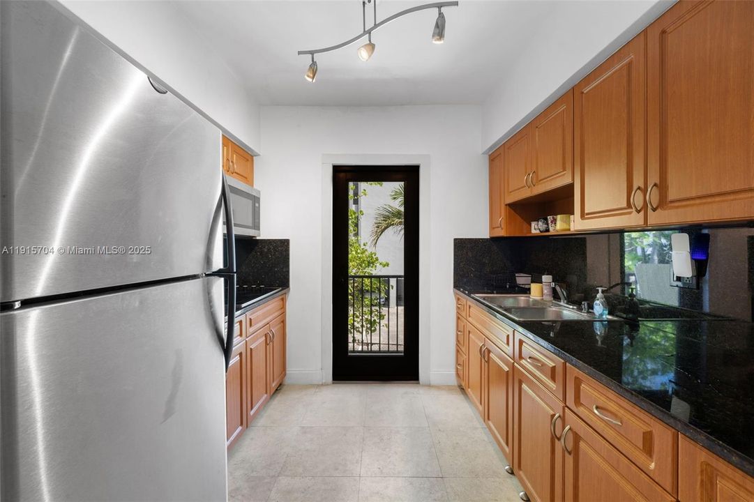 En Venta: $350,000 (2 camas, 2 baños, 941 Pies cuadrados)