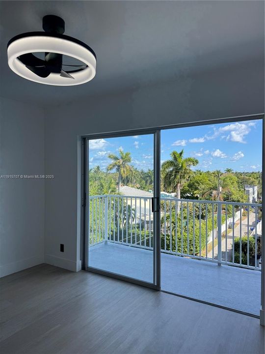 Active With Contract: $1,875 (1 beds, 1 baths, 898 Square Feet)