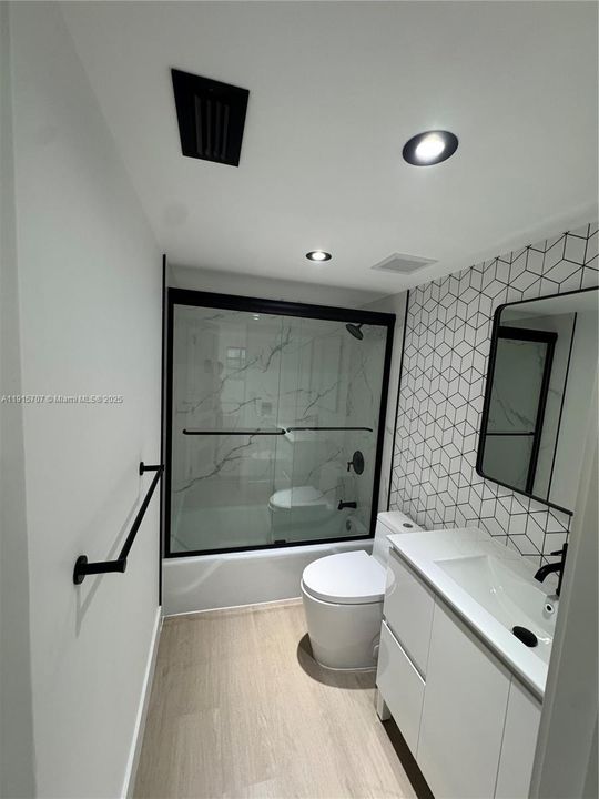 Active With Contract: $1,875 (1 beds, 1 baths, 898 Square Feet)