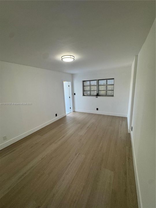 Active With Contract: $1,875 (1 beds, 1 baths, 898 Square Feet)