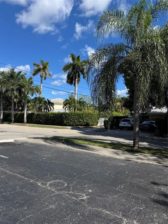 Active With Contract: $1,875 (1 beds, 1 baths, 898 Square Feet)