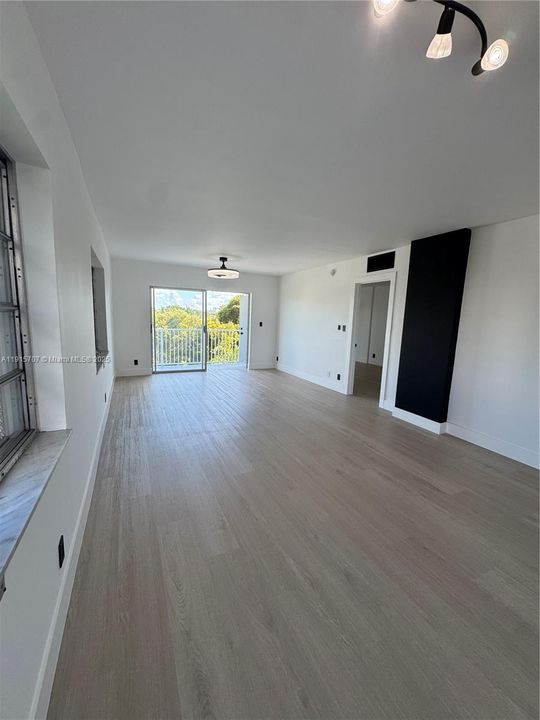 Active With Contract: $1,875 (1 beds, 1 baths, 898 Square Feet)