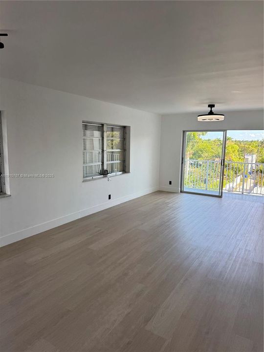 Active With Contract: $1,875 (1 beds, 1 baths, 898 Square Feet)